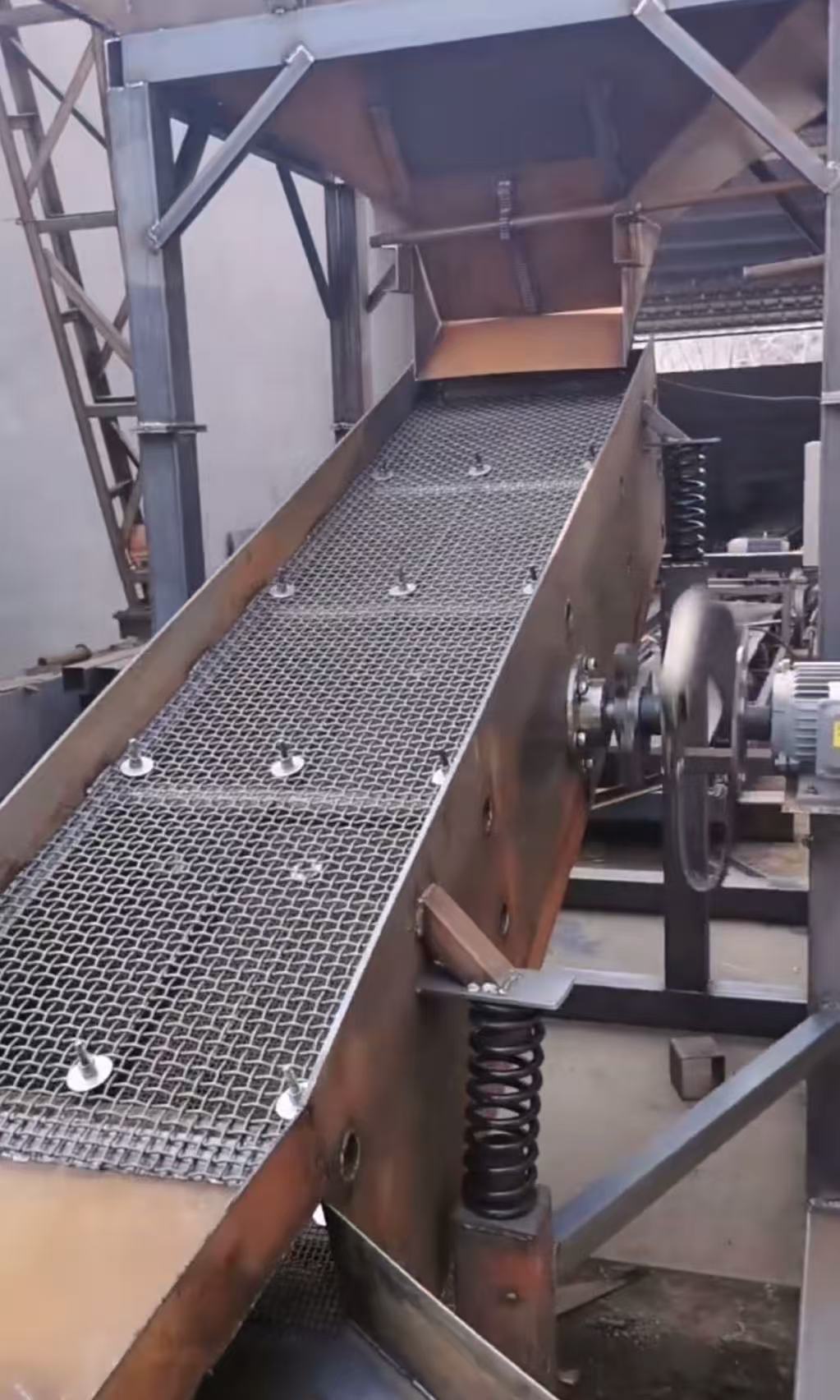 Woven screen installed on vibrating screening equipment