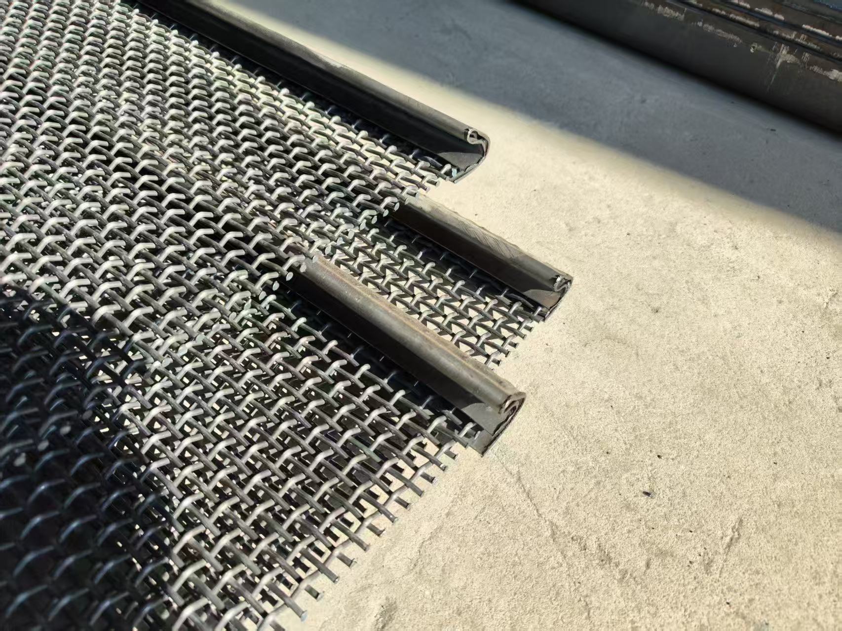 Custom hook and edge configuration on woven screens