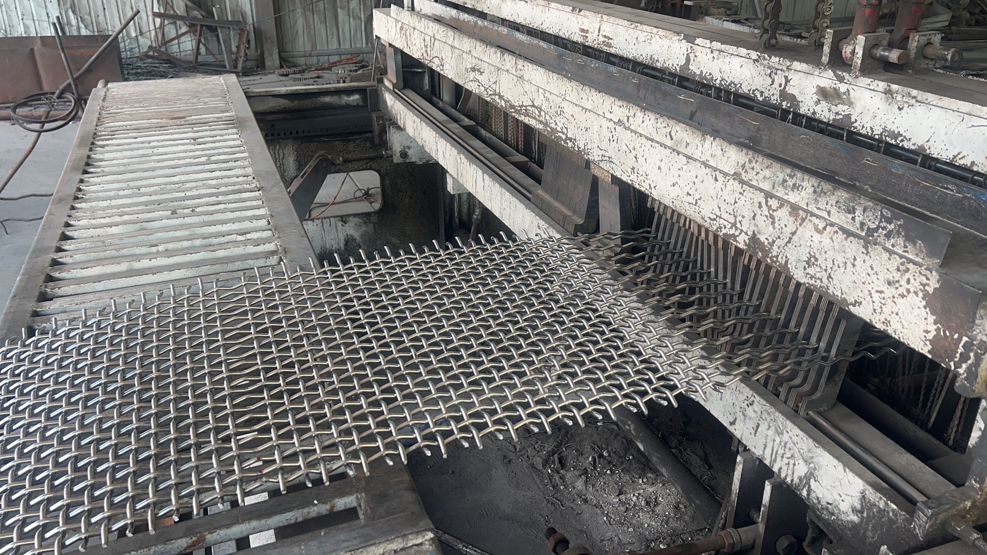 Woven screen production line in the Xinkuang workshop